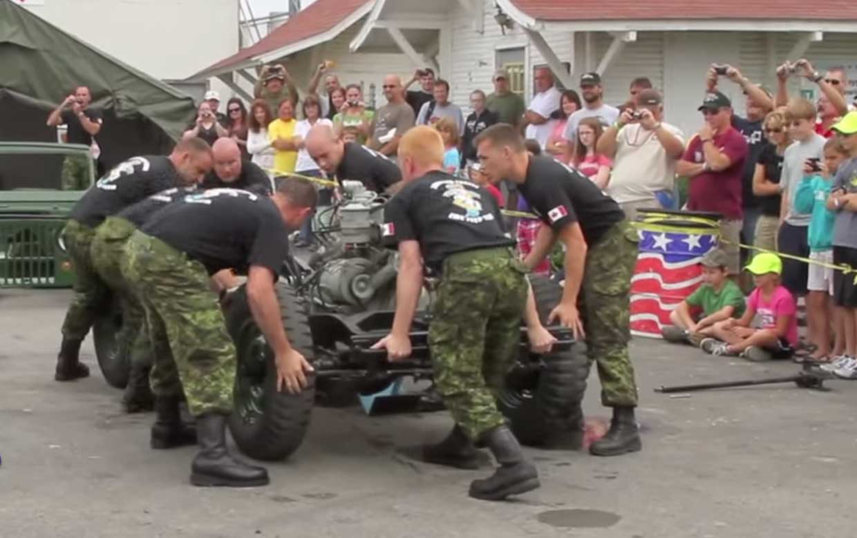 Militairen demonteren Jeep in no-time
