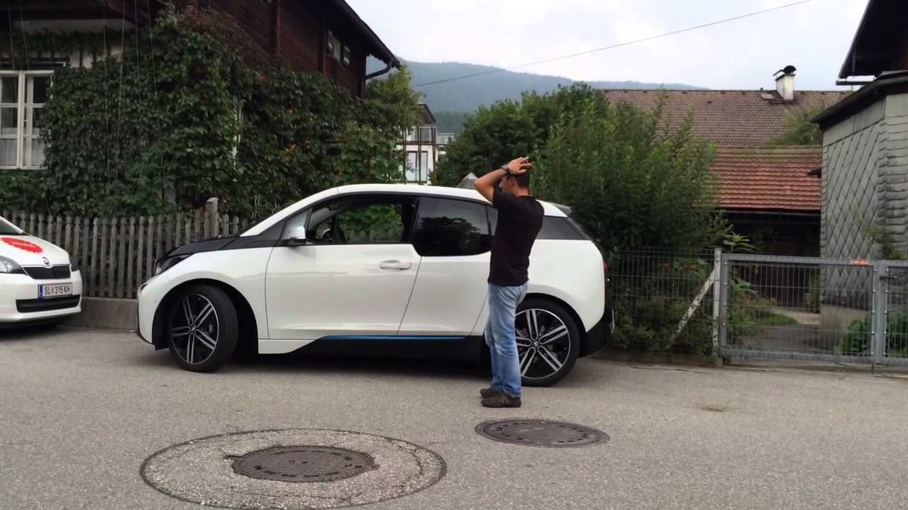 Zo parkeert een BMW i3 zichzelf… zonder bestuurder!