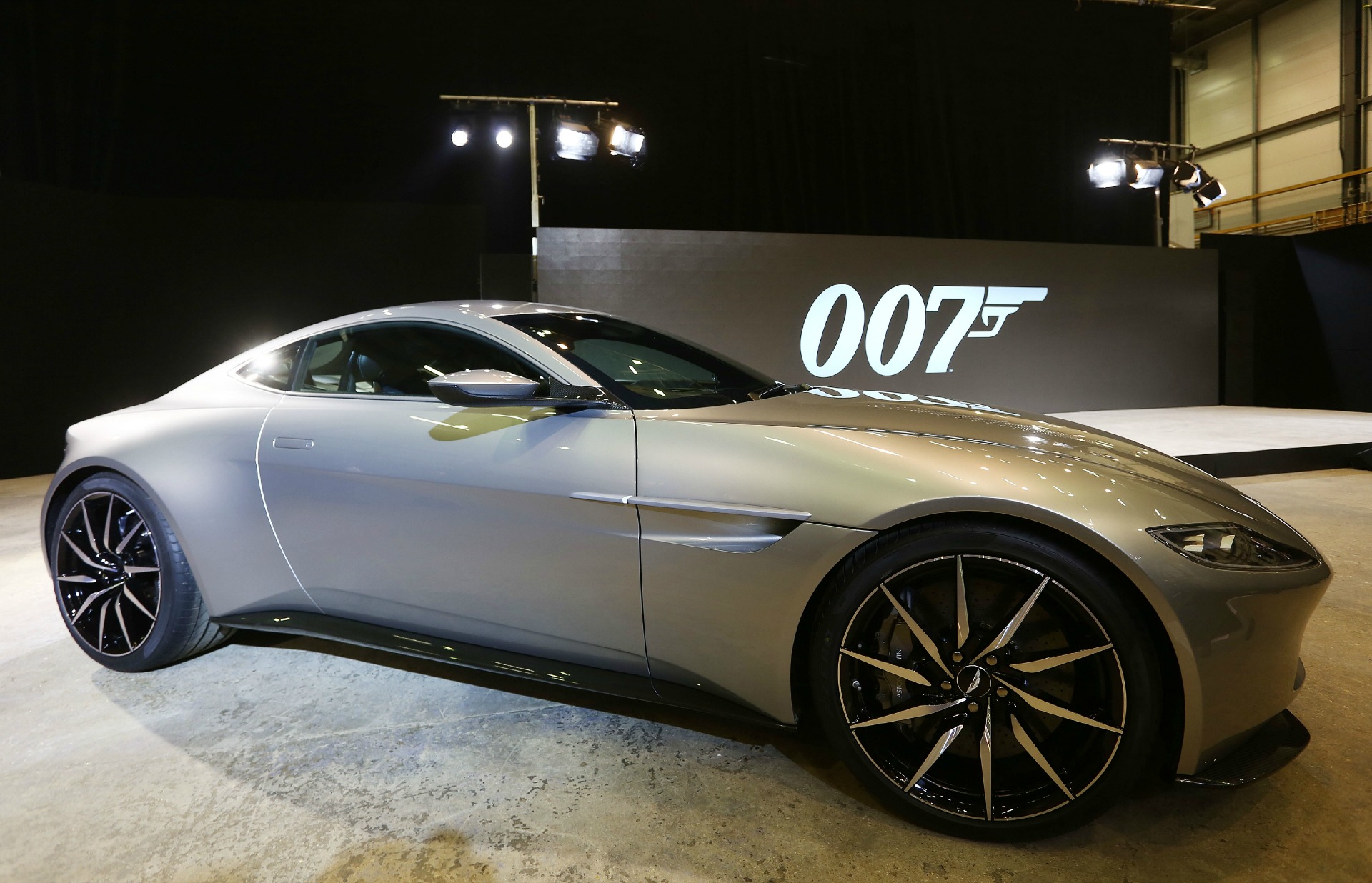 Aston Martin DB10 op filmset nieuwe Bond-film