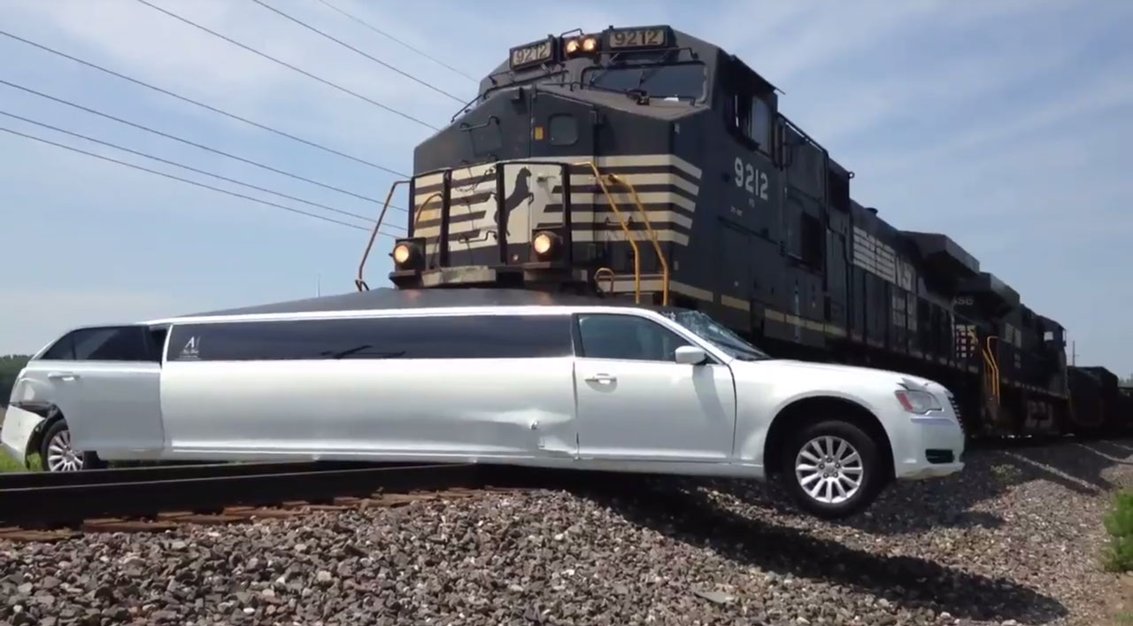 Spectaculair: trein ramt Chrysler limousine