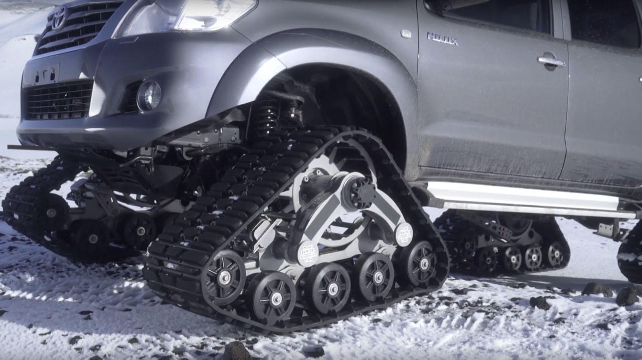 Deze Toyota HiLux rijdt 1 op 1 (in de sneeuw)