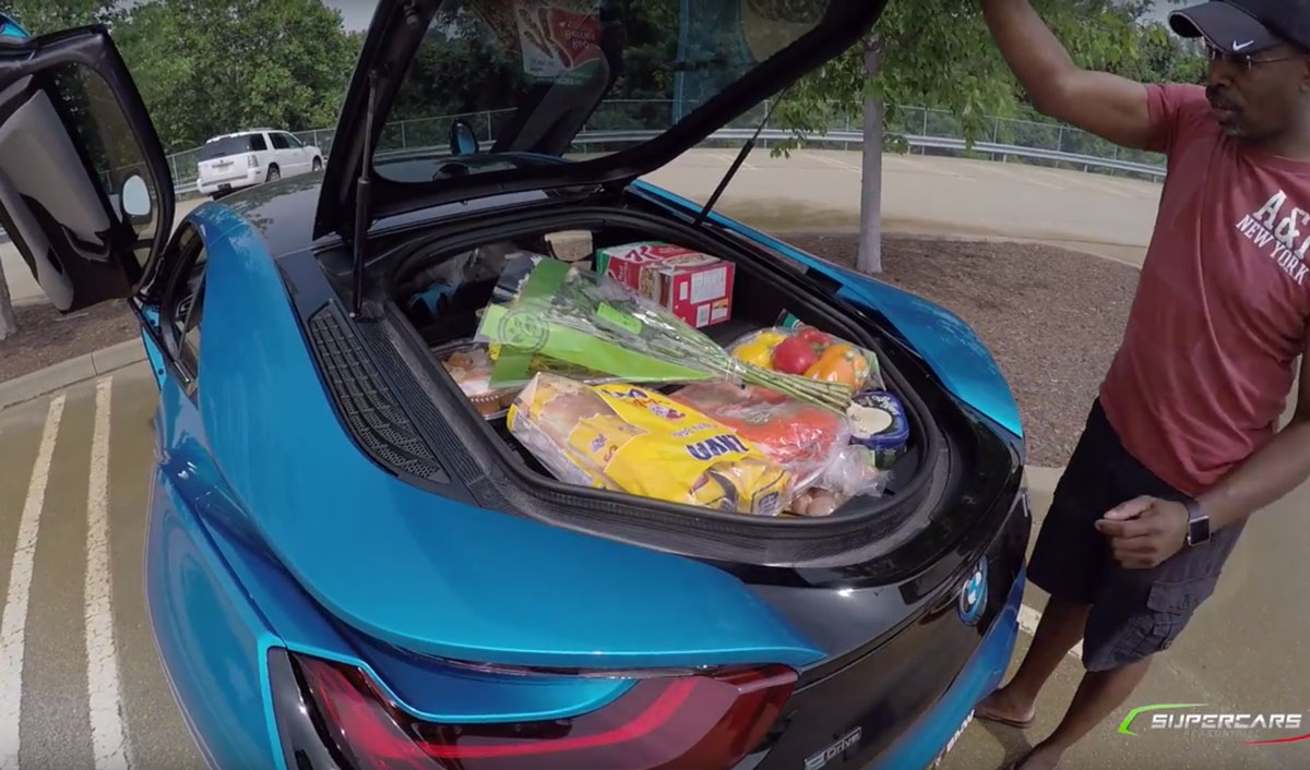 Zo doe je boodschappen met een BMW i8