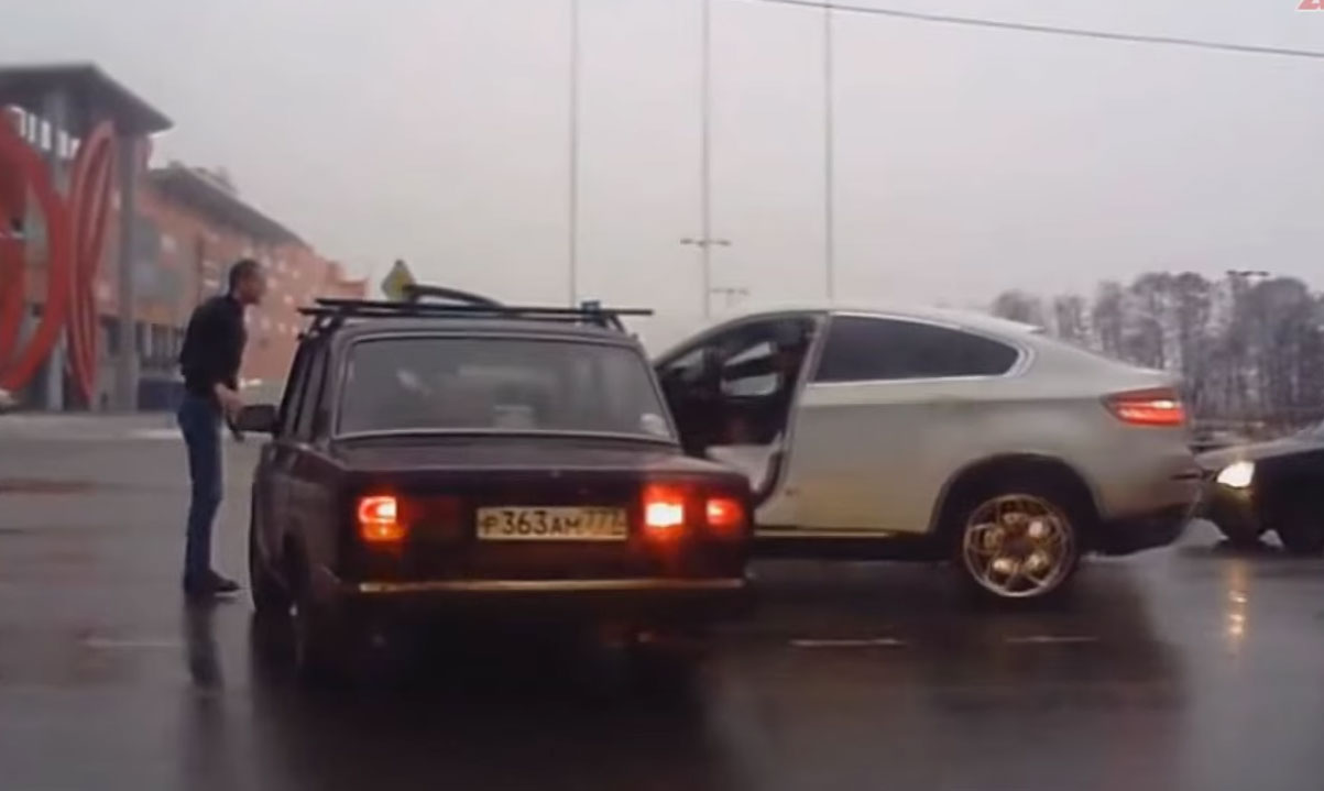 Een Rus in een BMW X6 is vragen om ongelukken