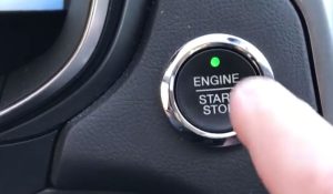 Wat gebeurt er als je de startknop indrukt tijdens het rijden?