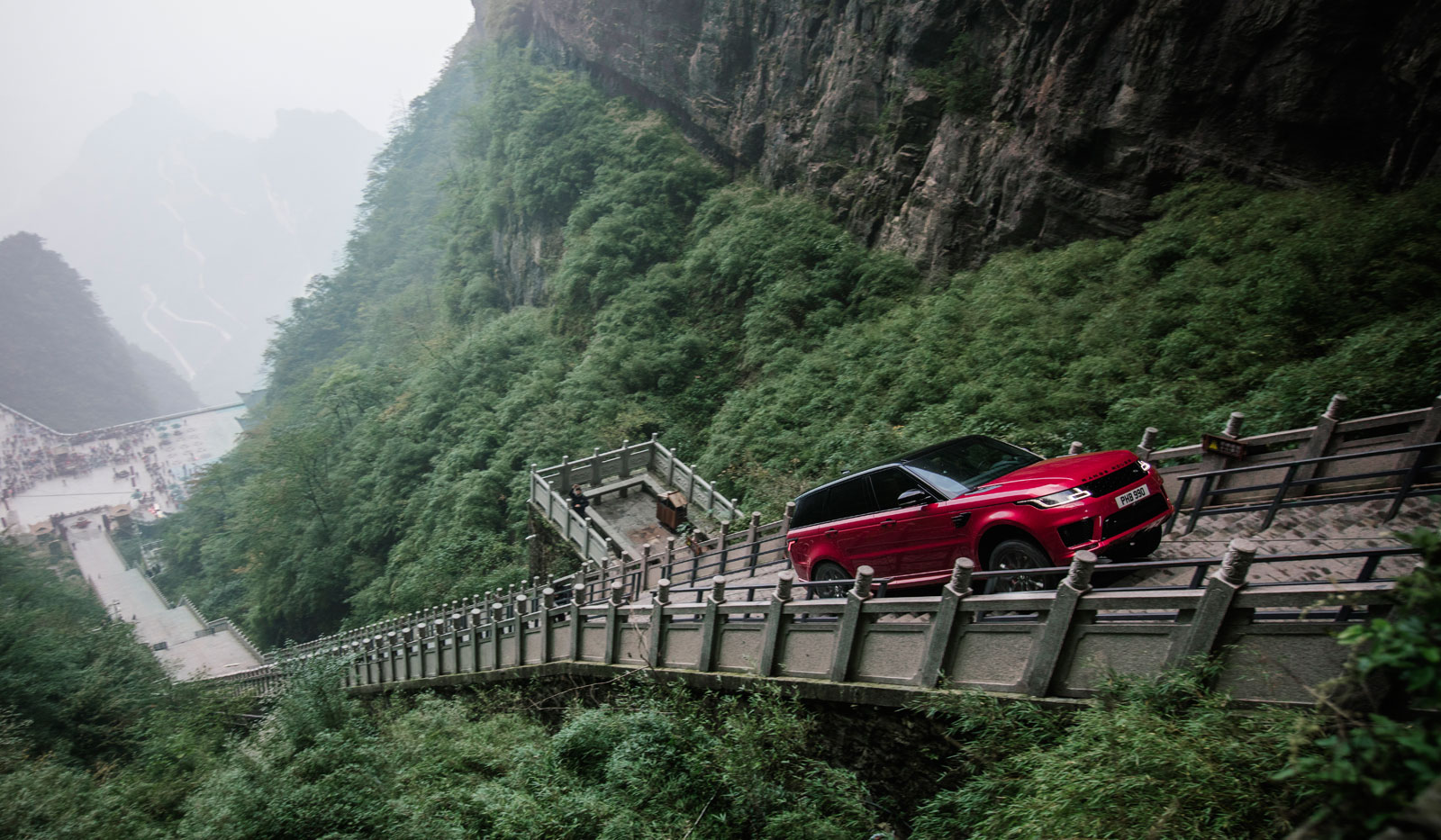 Coureur Ho-Pin Tung bedwingt Chinese hemelpoort met Range Rover