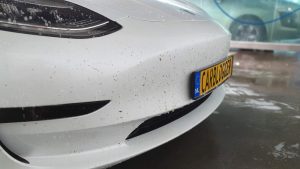 Zo verwijder je insectenresten snel van je auto