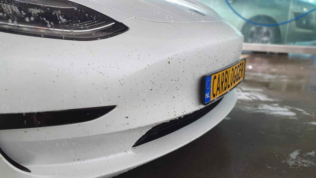Zo verwijder je insectenresten snel van je auto