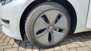 Zo (de)monteer je de Aero-wieldoppenset van een Tesla Model 3