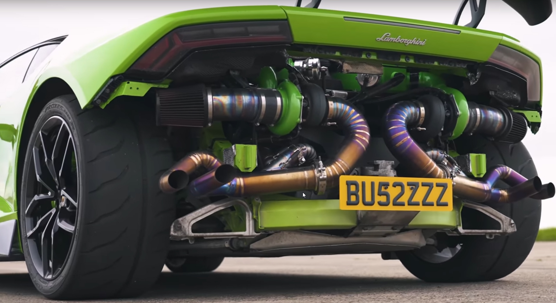 Wat is sneller: F1-raceauto of opgevoerde Lamborghini?