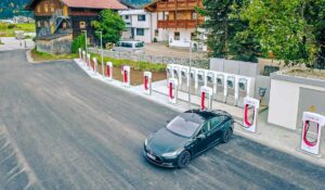 Tesla’s Superchargers worden toegankelijk voor andere merken