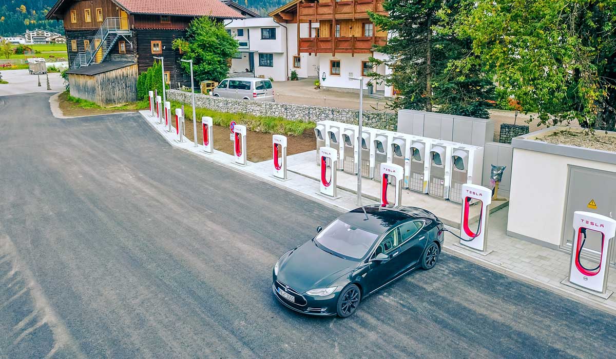 Tesla’s Superchargers worden toegankelijk voor andere merken