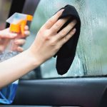 Autoruit schoonmaken binnenkant