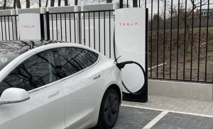 Laden bij Tesla Supercharger makkelijker dankzij nieuw ontwerp laadpalen