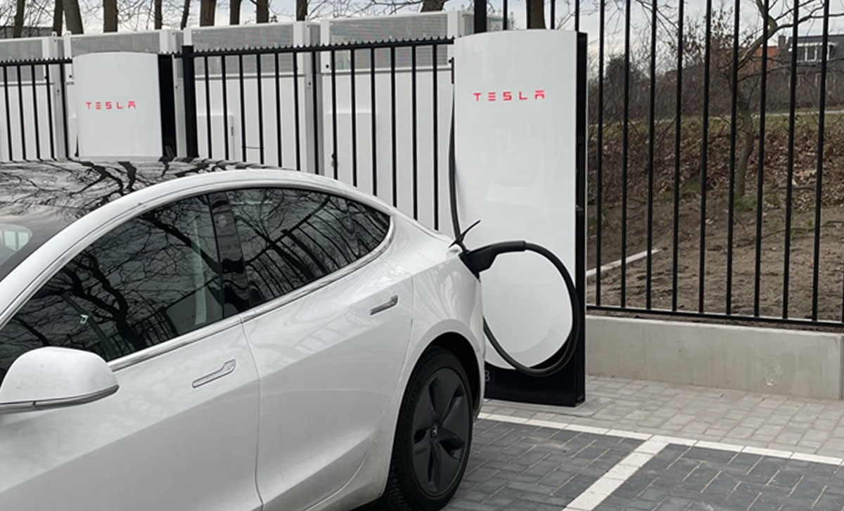 Laden bij Tesla Supercharger makkelijker dankzij nieuw ontwerp laadpalen