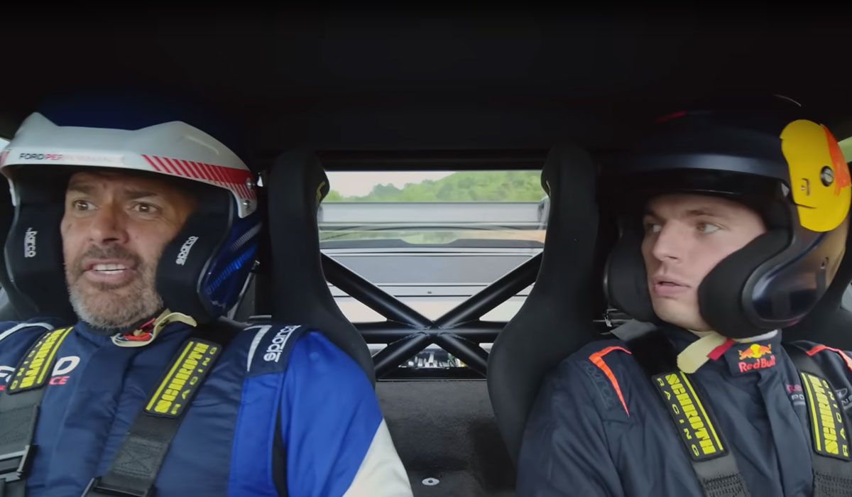 Max geeft rijles aan Britse autojournalist in Ford Mustang GTD