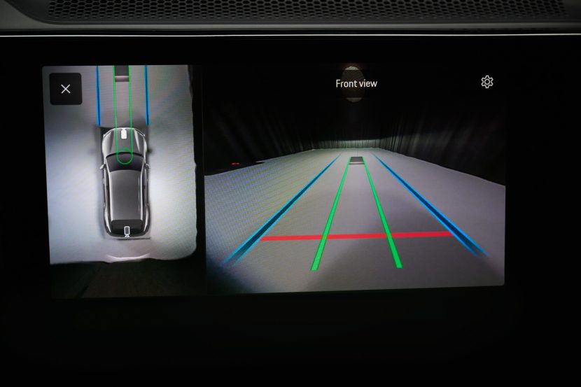 Een systeem helpt om de auto goed boven de laadplaat te plaatsen