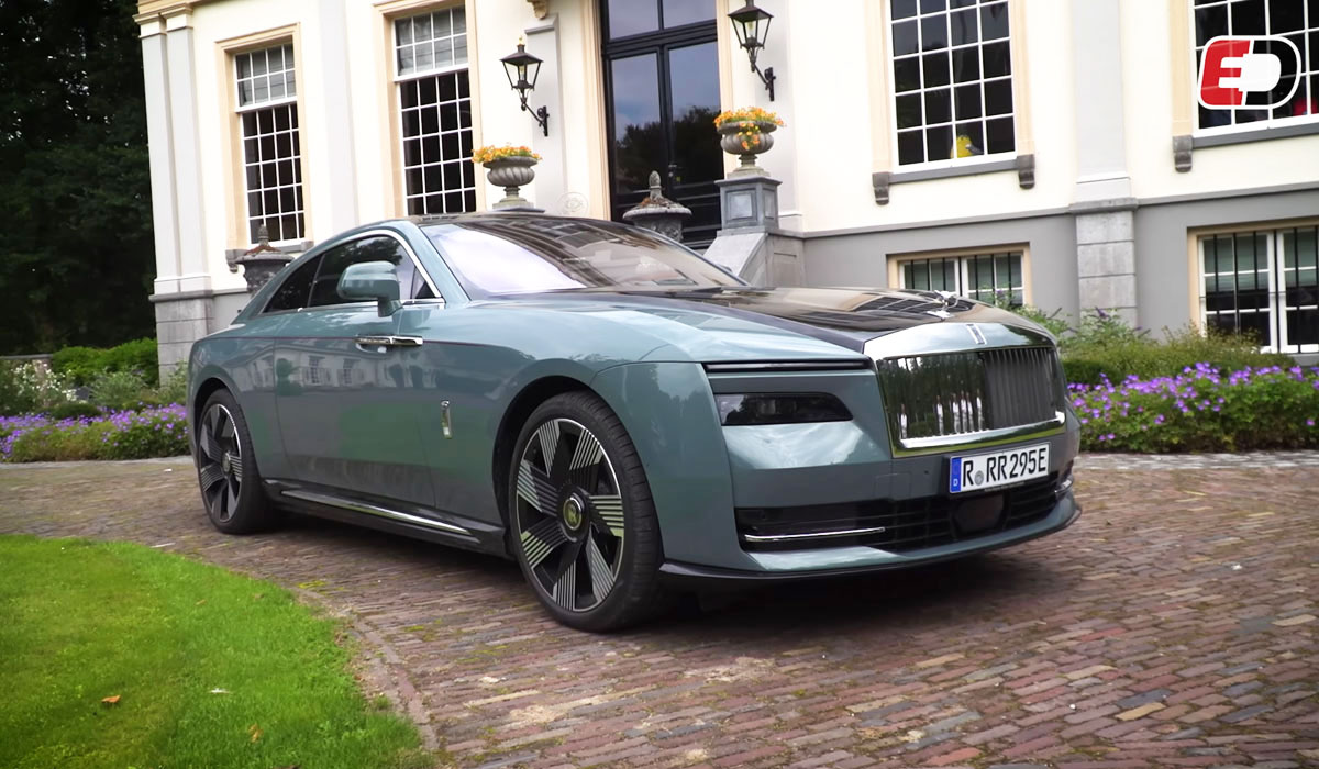 In een Rolls-Royce Spectre trek je de wereld achter je dicht