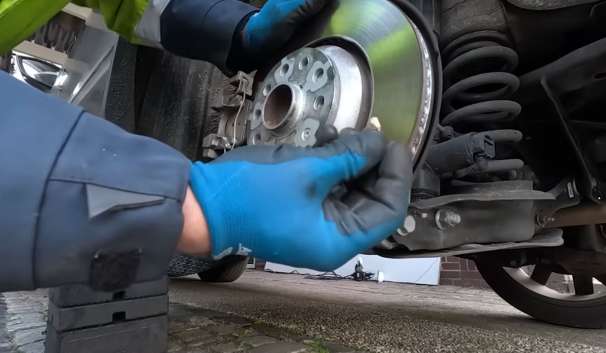 Steentje + remschijf = valse symfonie