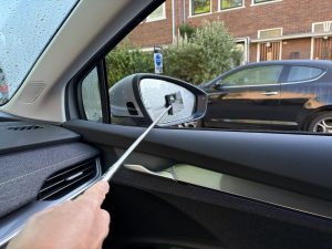 Handig: zo maak je autospiegels in 1x droog!