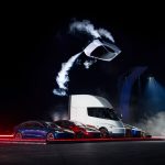 Tesla Roadster draait ondersteboven door de lucht met rookspiralen van de stuwraketten, boven een blauwe Model 3, een rode Model Y, de Tesla Semi en de Cybertruck. Rechts staat de schans.