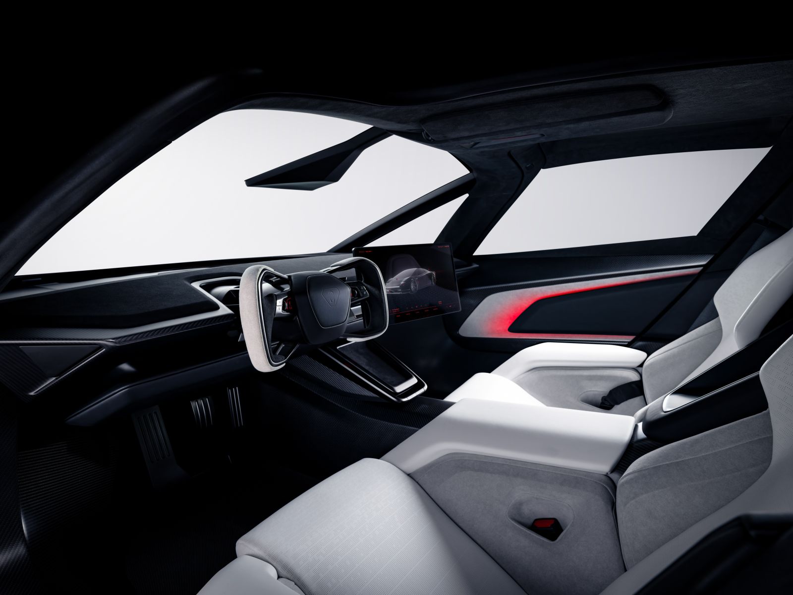 Dashboard van de Tesla Roadster met hoekig stuur, zwevend middenscherm met de auto in beeld, een grote voorruit en rode sfeerverlichting in het deurpaneel.