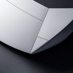 Detail van bovenaf van de witte, hoekige neus en motorkap van de Tesla Roadster, met strakke naden in het plaatwerk.