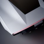 Achterdek van de witte Tesla Roadster van bovenaf, met de rode lichtbalk, kentekenplaat RDSTR en vier koperkleurige mondstukken eronder.