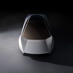 Witte Tesla Roadster schuin van bovenaf in een donkere studio, met hoekige neus en een groot getint glazen dak dat doorloopt tot de voorruit.