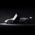 Zijaanzicht van de witte Tesla Roadster met de deur omhoog geopend en de achterspoiler uitgeklapt, in een donkere studio.