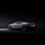 Tesla Roadster schuin van achteren in een donkere studio, met doorlopende rode lichtbalk, kentekenplaat RDSTR en vier koperkleurige mondstukken.
