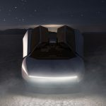 Vooraanzicht van de Tesla Roadster met geopende deuren en brandende lichtbalk, op een woestijnvlakte in de nevel onder een sterrenhemel.
