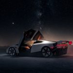 Tesla Roadster van opzij met beide deuren geopend en een bestuurder achter het stuur, op een woestijnvlakte onder de Melkweg.
